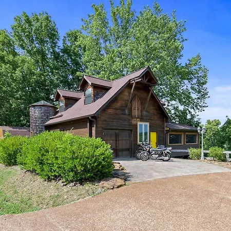 Colorful And Cozy River Retreat With A View